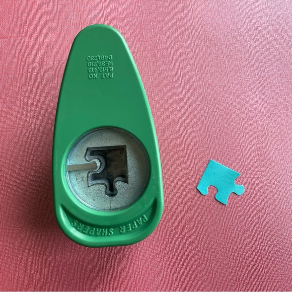 EK Success Paper Shaper - X-Large Puzzle Piece Punch - Picture 2 of 3
